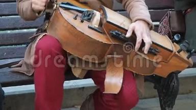 街头音乐家身着古老的东方民族服饰，演奏传统中东乐器的音乐